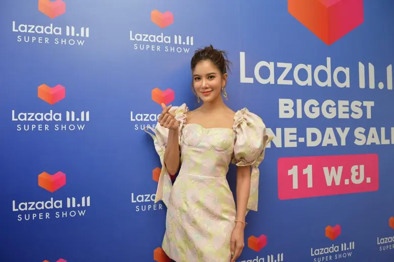 เบลล่า - เวียร์ ยกขบวนพาเหรดดาราสร้างสีสันความสุขในงาน 'Lazada 11.11 Super Show' ฉลอง 'Lazada 11.11 Biggest One-Day Sale'