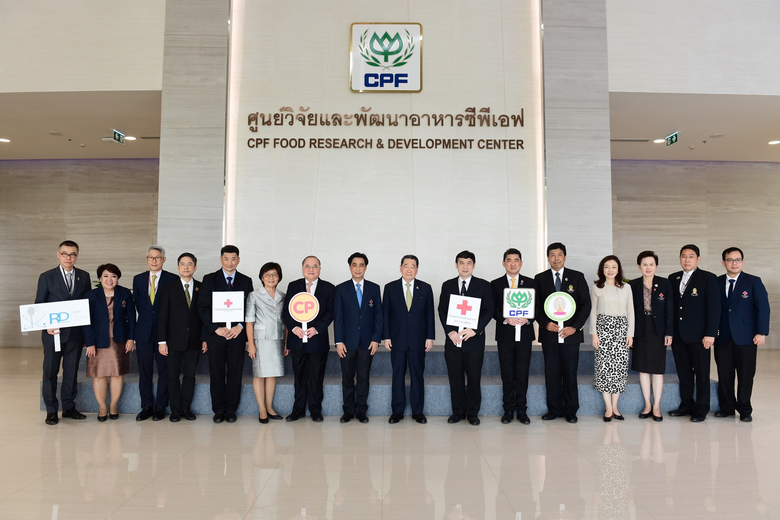 นายธนินท์ เจียรวนนท์ (ที่ 8 จากขวา) ประธา...