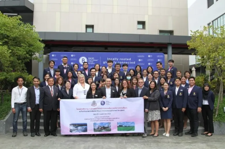 คุณโจนาธาน ชวิมเมอร์ (คนที่ 6 จากขวา) ผู้...