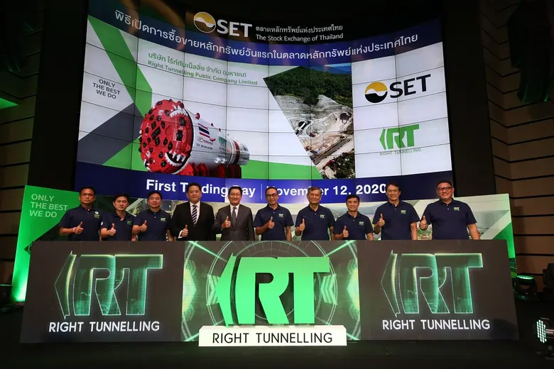 นายชวลิต ถนอมถิ่น( ที่4จากขวา ) ประธานเจ้...