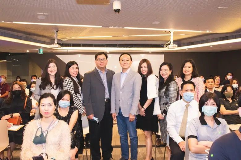 นายชุติเดช ชยุติ (กลางขวา) รองประธานเจ้าห...