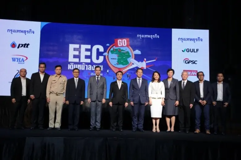 นางสาวจรีพร จารุกรสกุล (ที่ 5 จากขวา) ประ...