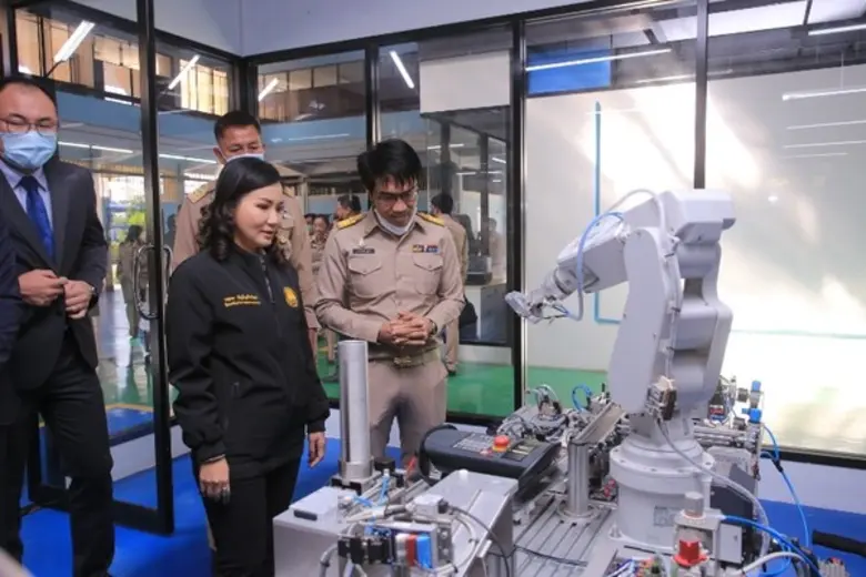 ก.แรงงาน ลุยชลบุรี พัฒนาคนด้านเทคโนโลยีสมัยใหม่