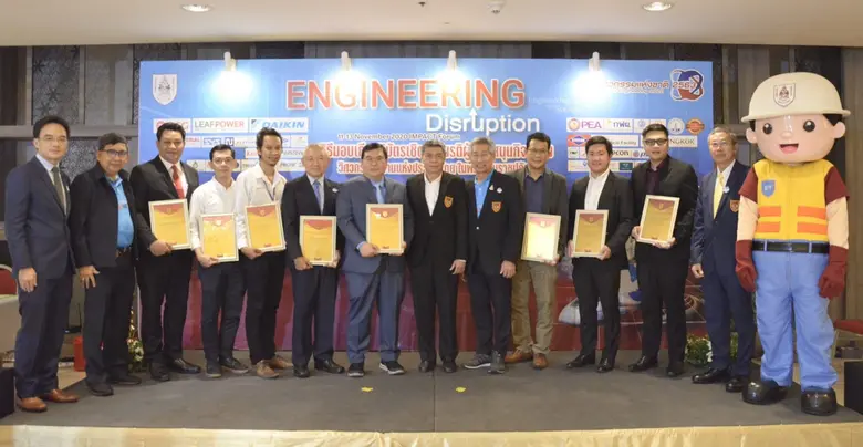 นายสมจิตร์ เปี่ยมเปรมสุข (ซ้าย) กรรมการบร...