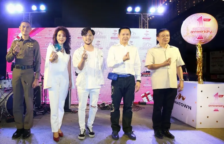 นายกฤษดา กวีญาณ (ที่ 2 จากขวา) และนางสรันทิพย์ เลิศ...