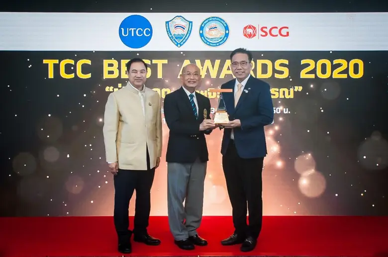 นายสมพล ธนาดำรงศักดิ์ (ขวา) กรรมการผู้จัด...