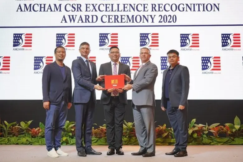 มร. ไมเคิล จอร์จ ดีซอมบรี (ที่สองจากขวา) ...