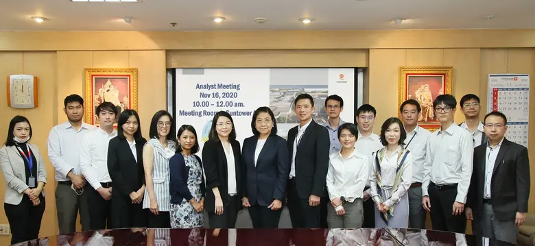 นางพจนารถ ปริญภัทร์ภากร (ที่ 8 จากซ้าย) ก...