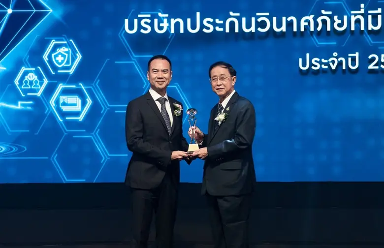 นายอิศรศักดิ์ เทศรัตนวงศ์ (ซ้าย) ผู้จัดกา...