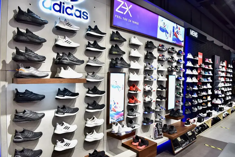 สยามเซ็นเตอร์ สุดยอดแลนด์มาร์คครองใจคนรักสนีคเกอร์ รวมทุกรุ่นลิมิเต็ด รุ่นใหม่ล่าสุดไว้ที่นี่ที่แรก! ที่เดียว! ยิ่งใหญ่ที่สุดในเมืองไทย!!