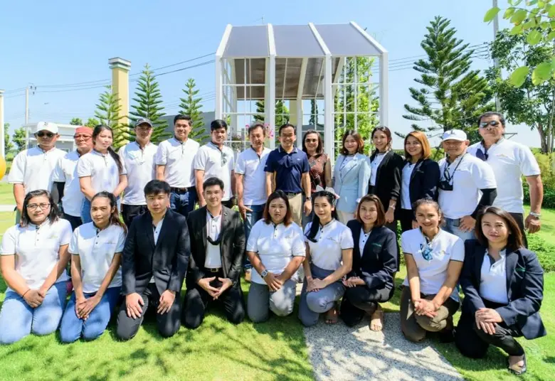 นายสวิจักร์ โลจายะ (กลาง ) ประธานกรรมการ ...