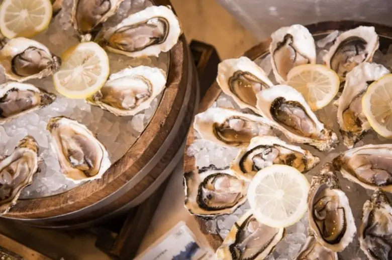 อวานี พลัส ริเวอร์ไซด์ ยกกองทัพอาหารทะเลขึ้นบกทุกคืนวันเสาร์ เอาใจคนรักบุฟเฟ่ต์ซีฟู้ด พร้อมวิวสุดอลังแม่น้ำเจ้าพระยา ณ ห้องอาหารสกายไลน์