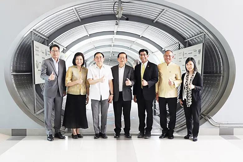 ดร.สมโภชน์ วัลยะเสวี (ซ้ายสุด) ประธานเจ้า...