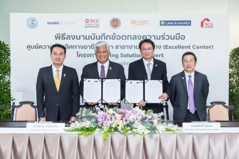 คุณสรศักดิ์ ผดุงผล (ที่ 2 จากขวา) ผู้จัดก...