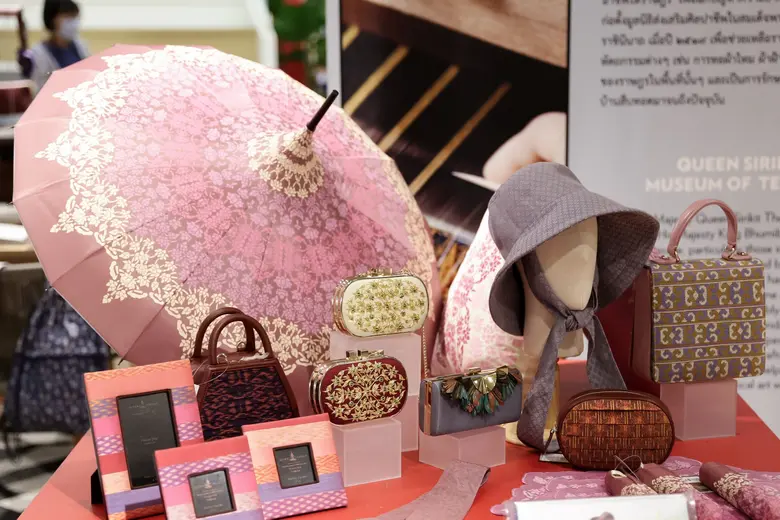 ไอคอนคราฟต์ สร้างความพิเศษ ชวนพบกับ พิพิธภัณฑ์ผ้าในสมเด็จพระนางเจ้าสิริกิติ์ฯ เปิดป็อบอัพครั้งแรกใจกลางเมือง วันนี้ ถึง ๖ มกราคม ๒๕๖๔