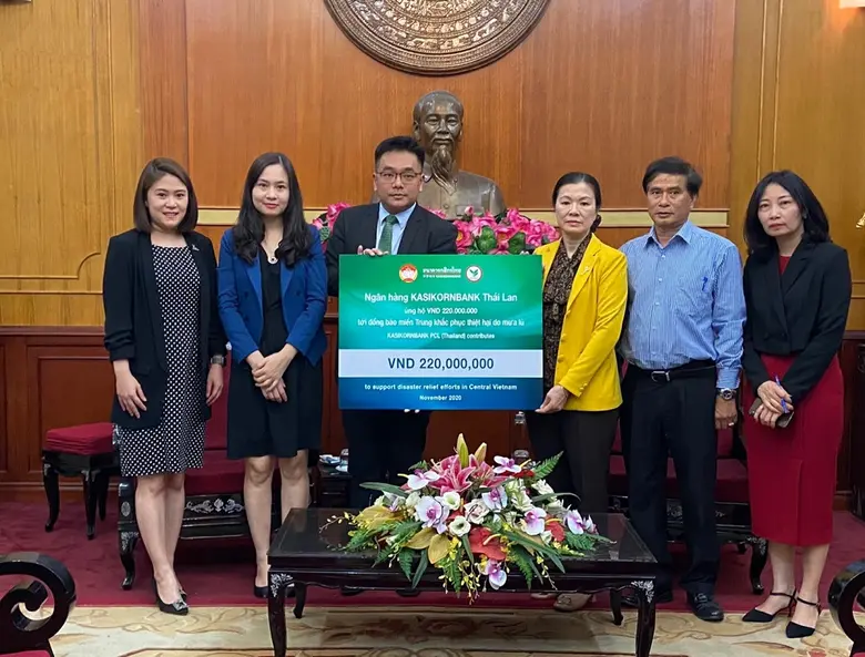 นายสิทธิพัฒน์ จริยากูล (ที่ 3 จากซ้าย) หั...