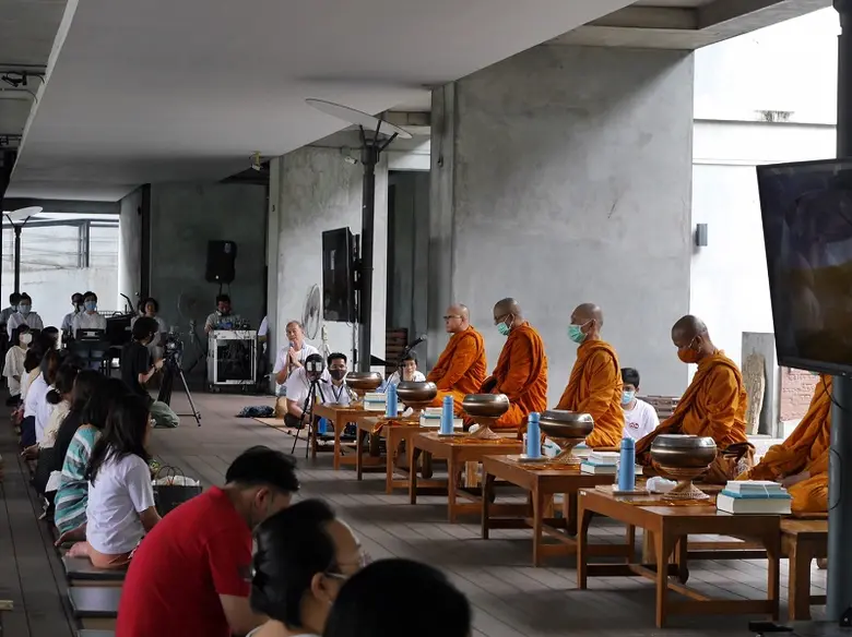 เริ่มต้นเดือนใหม่ 'สวนโมกข์กรุงเทพ' จัดกิจกรรม 'ธรรมะในสวน ตักบาตรเดือนเกิด'