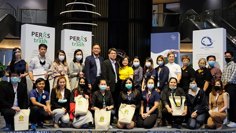 นักรบ กุลพนิชย์ (แถวยืนที่ 6 จากซ้าย) ผู้...