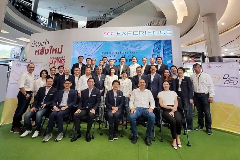 คณะผู้บริหารผู้เข้าอบรมหลักสูตร ผู้นำการส...