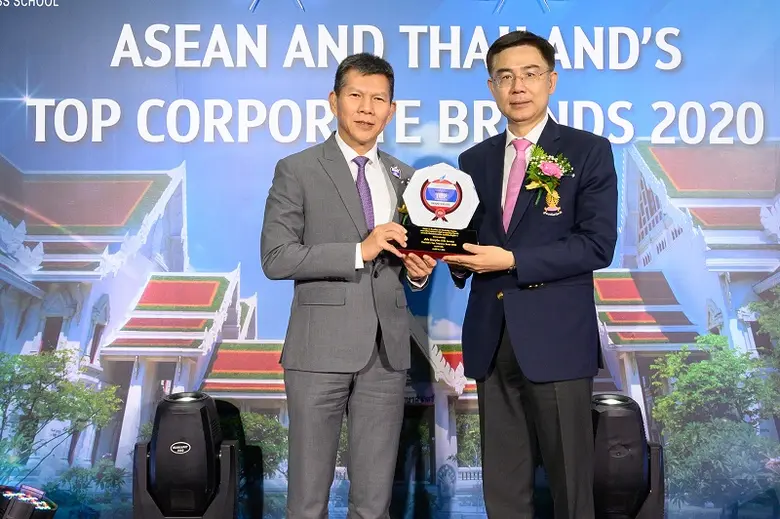 นายระเฑียร ศรีมงคล (ซ้าย) ประธานเจ้าหน้าท...