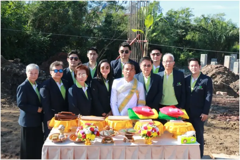 นายแพทย์อำนาจ เอื้ออารีมิตร (ที่ 2 จากขวา...