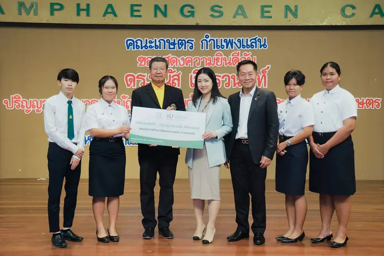 นายมนัส เจียรวนนท์ ประธานคณะผู้บริหาร พร้...