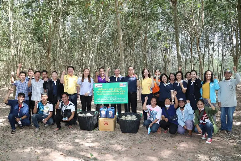 นายประเสริฐ ภัทรดิลก (กลาง) ประธานกรรมการบริหาร ธนา...