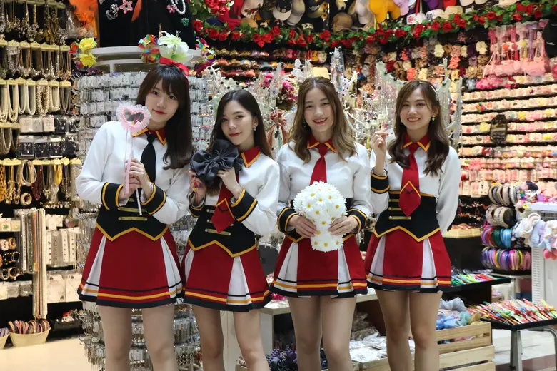 ตะลุยแหล่งช้อป@เอ็ม บี เค เซ็นเตอร์ ส่องไอเท็มโดนใจ สาวๆ ศิลปินไอดอล เกิร์ลกรุ๊ปสุดปัง