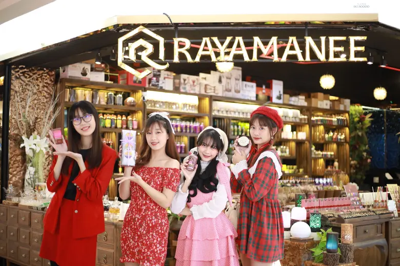 ตะลุยแหล่งช้อป@เอ็ม บี เค เซ็นเตอร์ ส่องไอเท็มโดนใจ สาวๆ ศิลปินไอดอล เกิร์ลกรุ๊ปสุดปัง