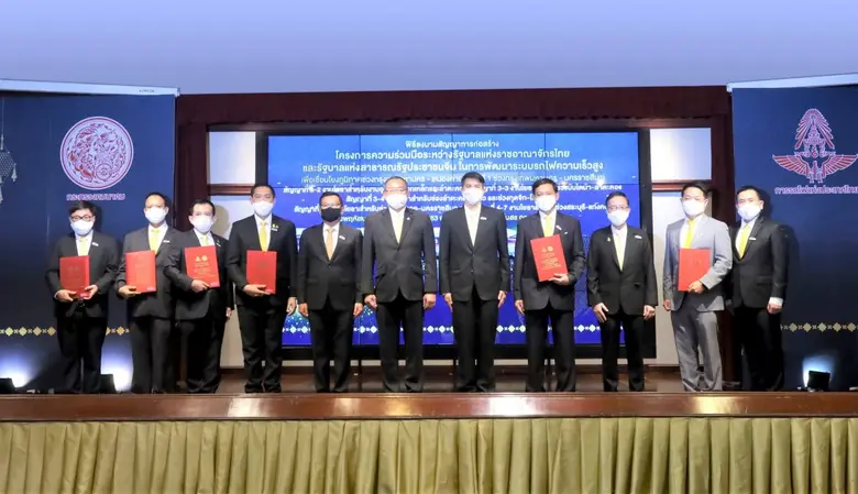 นายปิยะดิษฐ์ อัศวศิริสุข (ที่ 2 จากขวา) ประธานเจ้าห...