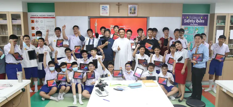 พิธีลงนามจัดซื้อ iPad จำนวน 195 เครื่อง ระหว่าง โรงเรียนอัสสัมชัญสมุทรปราการ และ บริษัท คอมเซเว่น จำกัด (มหาชน)