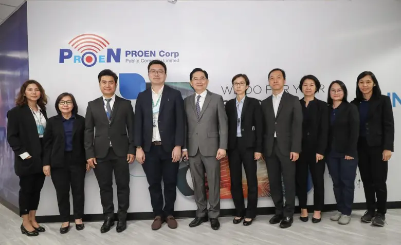 คุณสาธิต พุทธชัยยงค์ (ที่ 5 จากซ้าย) ประธ...