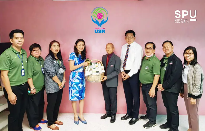 ดร.โสภิต ภาโนมัย รองอธิการบดี พร้อมด้วย อ...