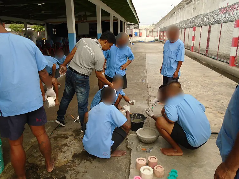 สนพ.สมุทรสงคราม ร่วมกับเรือนจำกลางสมุทรสงคราม ฝึกอบรมผู้ต้องขัง ส่งเสริมการประกอบอาชีพ