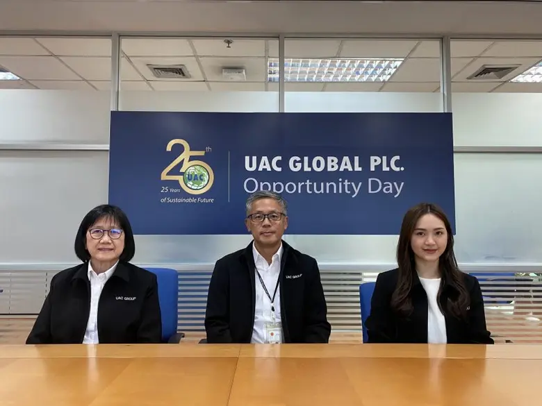 นายชัชพล ประสพโชค CEO & President (กลาง) ...