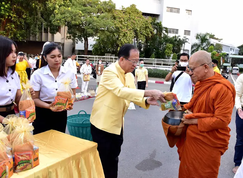 ม.ร.ทำบุญตักบาตรถวายเป็นพระราชกุศลแด่รัชกาลที่ 9 พร้อมให้บริการตรวจสุขภาพฟรีแก่ประชาชน