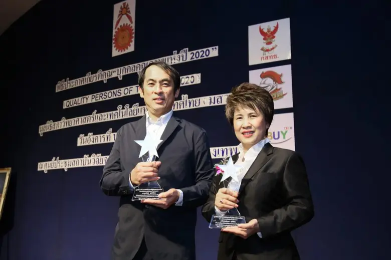 เภสัชกรหญิงอมร พุฒิพิริยะ (ซ้าย) รองกรรมก...