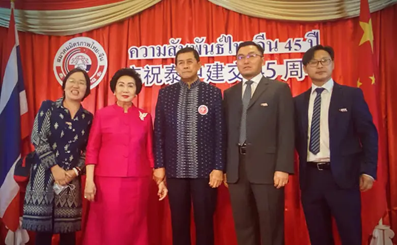 นายเจสัน เชียน (ที่ 2 จากขวา) ผู้จัดการทั...