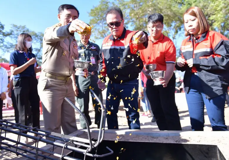 นายสำเริง ชื่นศิริ (คนกลาง) รองกรรมการผู้จัดการใหญ่...