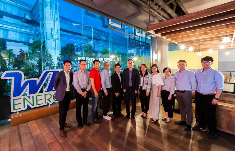 คุณนพวงศ์ โอมาธิกุล (ที่ 6 จากขวา ) รองปร...