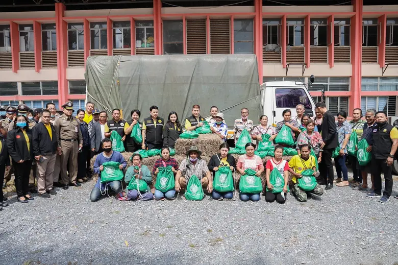 นฤมล-ธรรมนัส ควงคู่ช่วยเหลือผู้ถูกน้ำท่วมภาคใต้