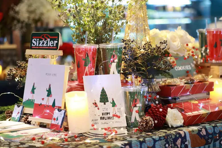 ซิซซ์เล่อร์ เปิดตัวเทศกาล "เฟสทีฟซีซั่น" ควงศิลปินระดับโลก ปล่อยคอลเลกชัน "SIZZLER x SUNTUR" พร้อมชวนชิมเมนูพิเศษเทศกาลแห่งความสุข