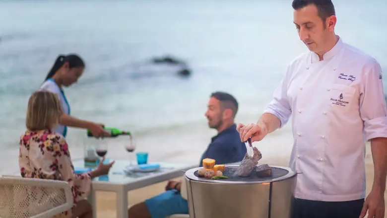 เฉลิมฉลองเทศกาลแห่งความสุข โฟร์ซีซั่นส์ รีสอร์ท เกาะสมุย