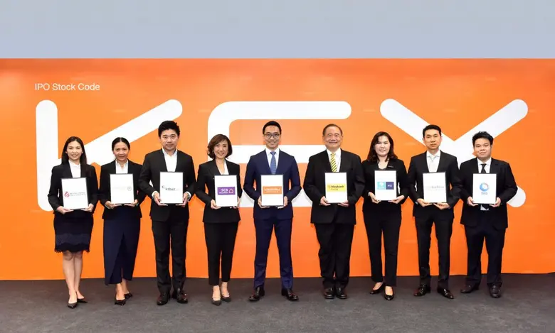 นายอเล็กซ์ อึ้ง (กลาง) ประธานเจ้าหน้าที่บ...