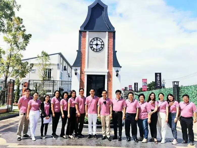 นายสวิจักร์ โลจายะ ( คนที่ 8 จากขวา ) ประ...