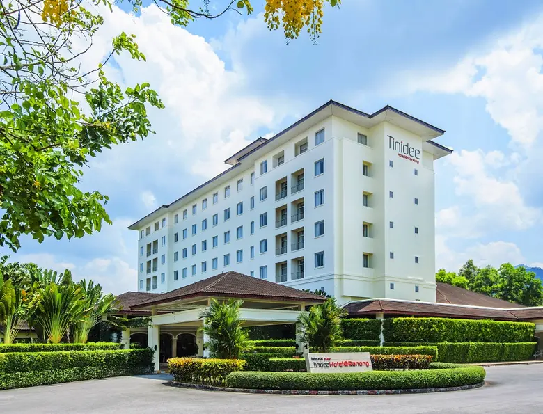 ทินิดี โฮเต็ล ระนอง โรงแรมที่ตั้งอยู่ในย่...