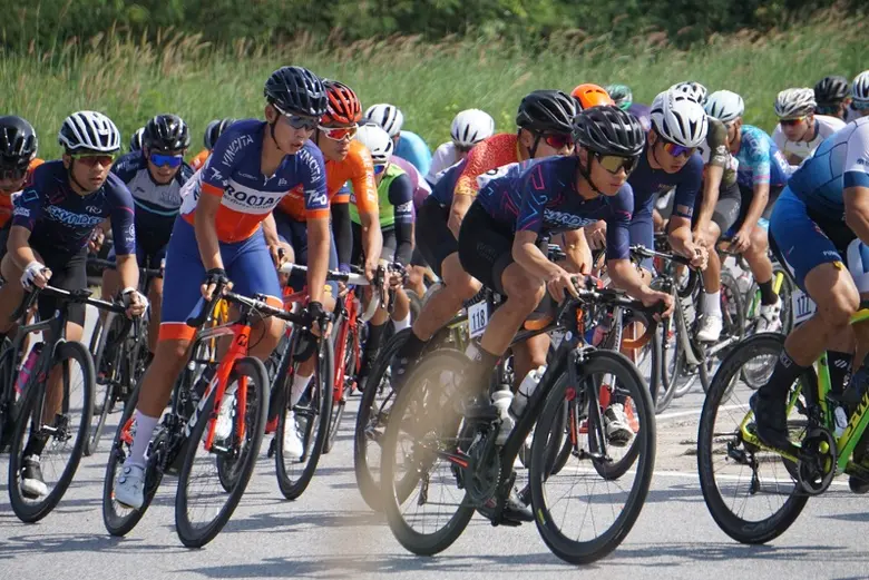 ทีมนักปั่นจักรยาน Roojai.com Cycling Team...