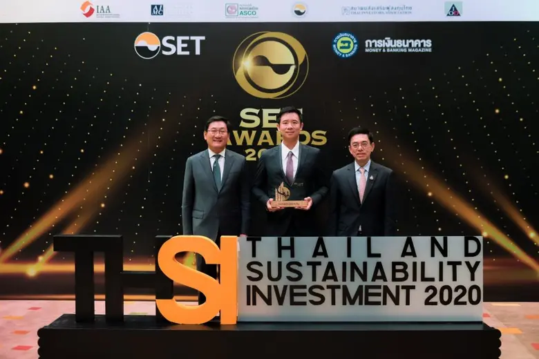 นายเดชบดินทร์ เหรียญทรัพย์ดี (กลาง) รองกร...