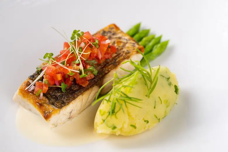 ห้องอาหาร อัพ แอนด์ อะบัฟ (Up & Above Res...