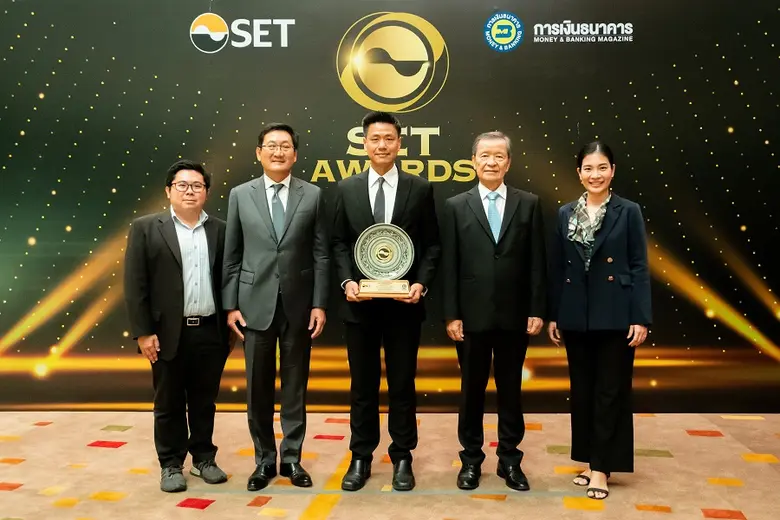 ดร. ชัยยุทธ ชุณหะชา (กลาง) ประธานเจ้าหน้า...